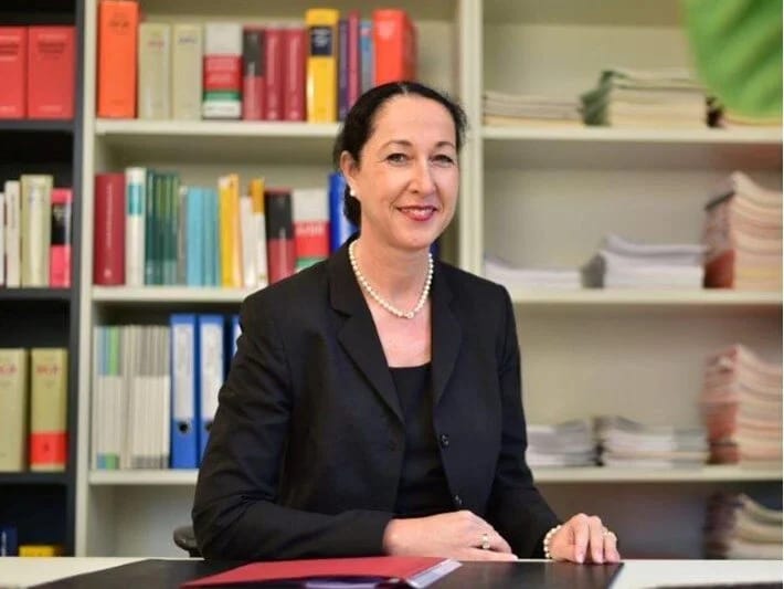 Almaniyada yeni seçilmiş mer bıçaqlanıb: Vəziyyəti ağırdır