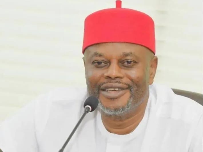 Nigeriyalı nazir saxta diplomlarla bağlı iddialardan sonra istefa verib