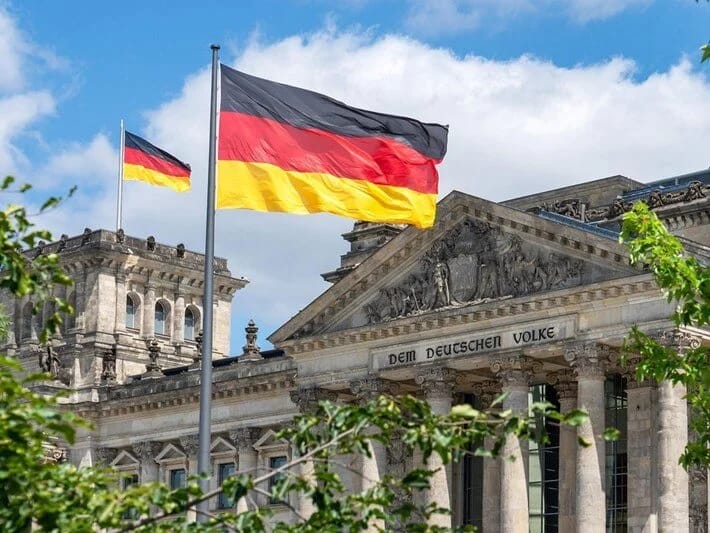 Almaniya üç illik vətəndaşlıq tələbini ləğv edir