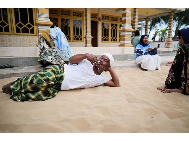 Bu insanlar qumda yaşayır: Evləri, bağları və sahilləri