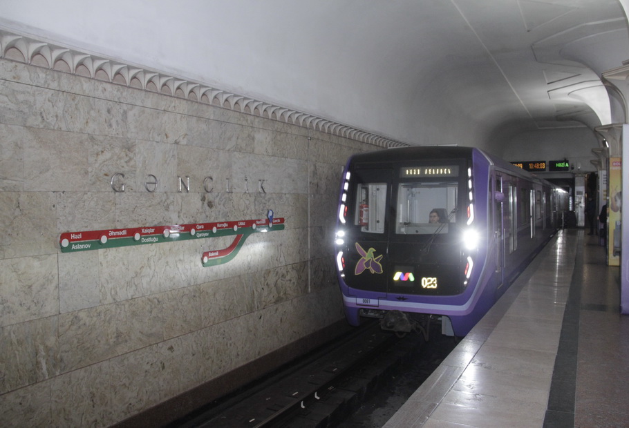 Metroda halı pisləşən sərnişin öldü