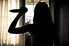 Rusiyada DƏHŞƏTLİ CİNAYƏT: 17 yaşlı qız uşaq dünyaya gətirdi, onu gizlətmək üçün bıçaqladı