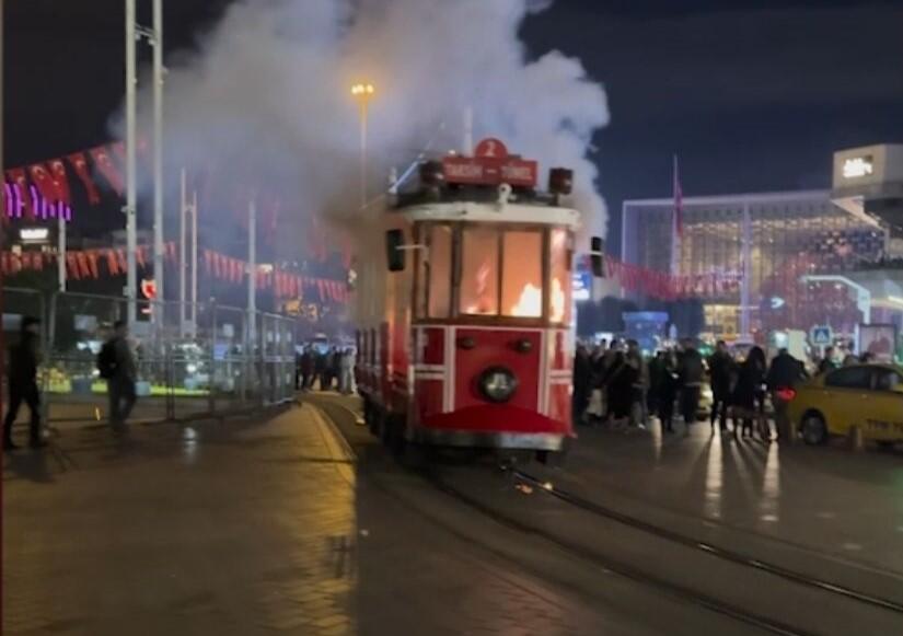 İstanbulun məşhur tramvayı yandı - VİDEO