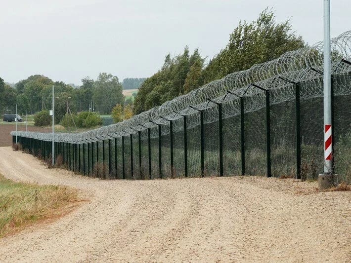 Sərhəddə silahlı rus əsgərləri göründü: Estoniya yolu bağlayır