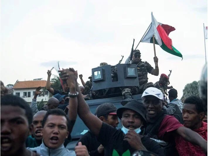 Madaqaskar ordusu bölünür: Prezidentə qarşı çevriliş cəhdi iddia edilir