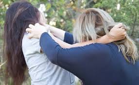 Sabunçuda xadimə market müdirini döyərək barmağını sındırdı