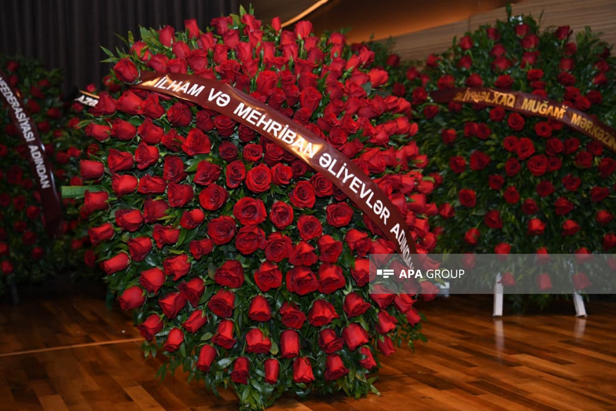 Ramiz Quliyevlə vida mərasiminə Prezident və Mehriban Əliyeva əklil göndərib