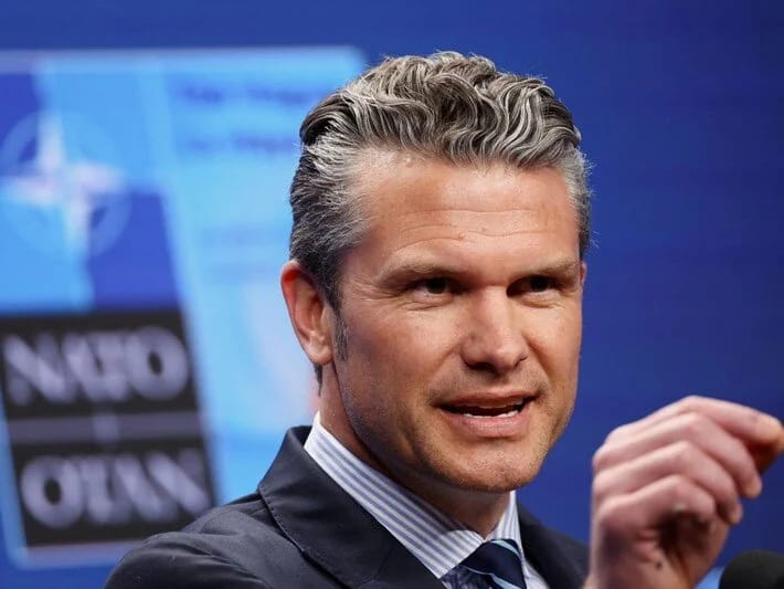 ABŞ-ın müharibə naziri Pit Heqsetin təyyarəsi İngiltərədə məcburi eniş edib