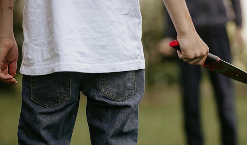 11-ci sinif şagirdləri arasında mübahisə - Bıçaqlanan var