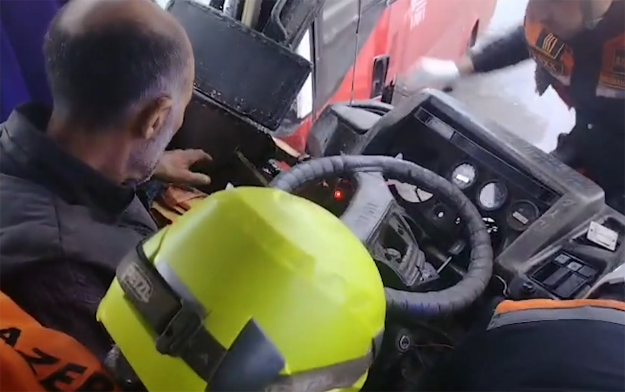 Bakıda avtobuslar toqquşdu - Sürücü belə çıxarıldı - Video