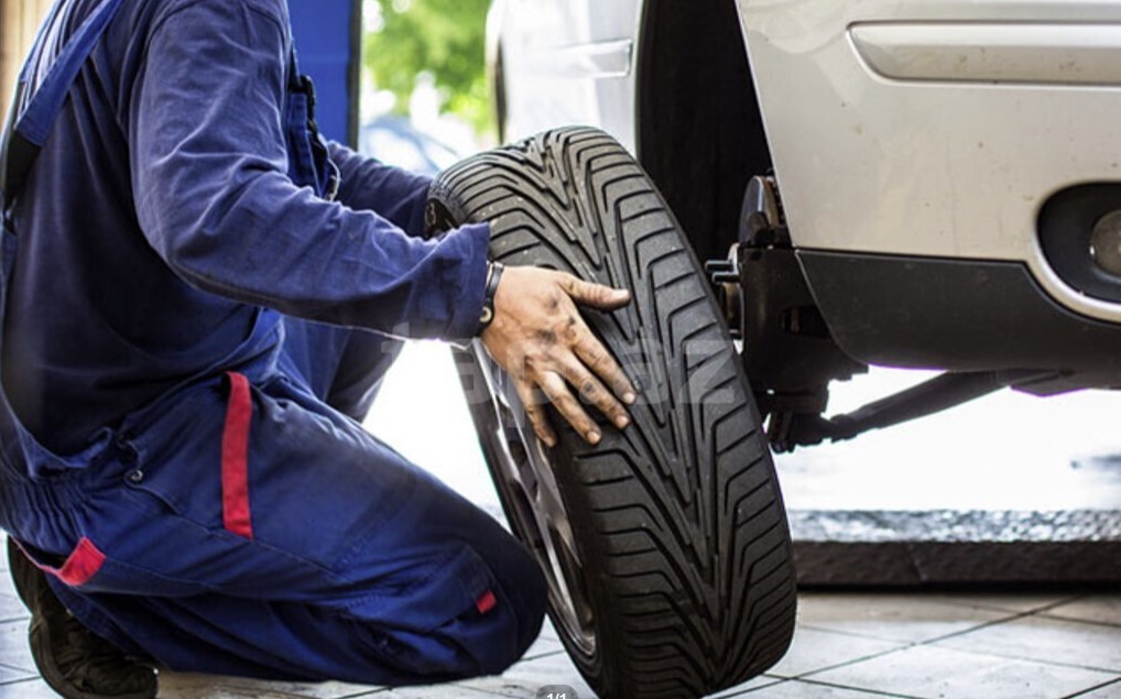 Təkəri dəyişərkən maşının altında qalıb öldü