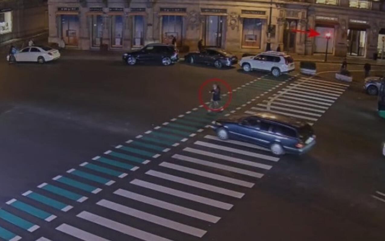 Bakıda qırmızı işıqda yolu keçən skuter sürücüsünü belə vurdular - VİDEO