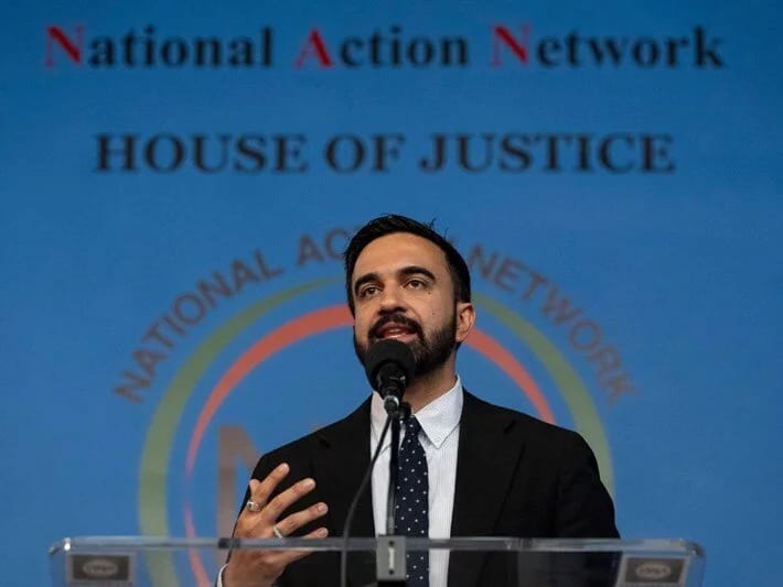 Tramp yenidən Mamdanini hədəfə alıb: Bəlkə 4 ildən sonra kommunist prezidentiniz olacaq