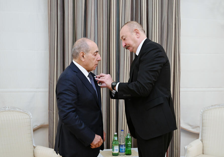 Prezidenti İlham Əliyev Yaqub Eyyubova “İstiqlal” ordenini təqdim edib - FOTO