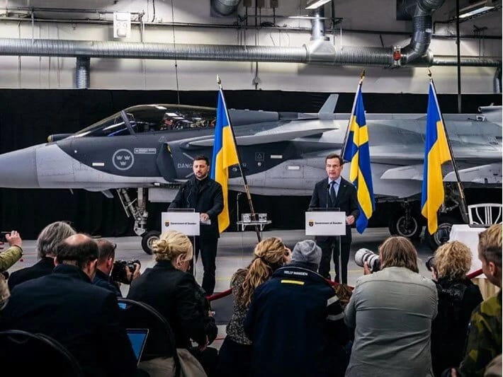 Ukrayna İsveçdən Gripen qırıcı təyyarələri alacaq