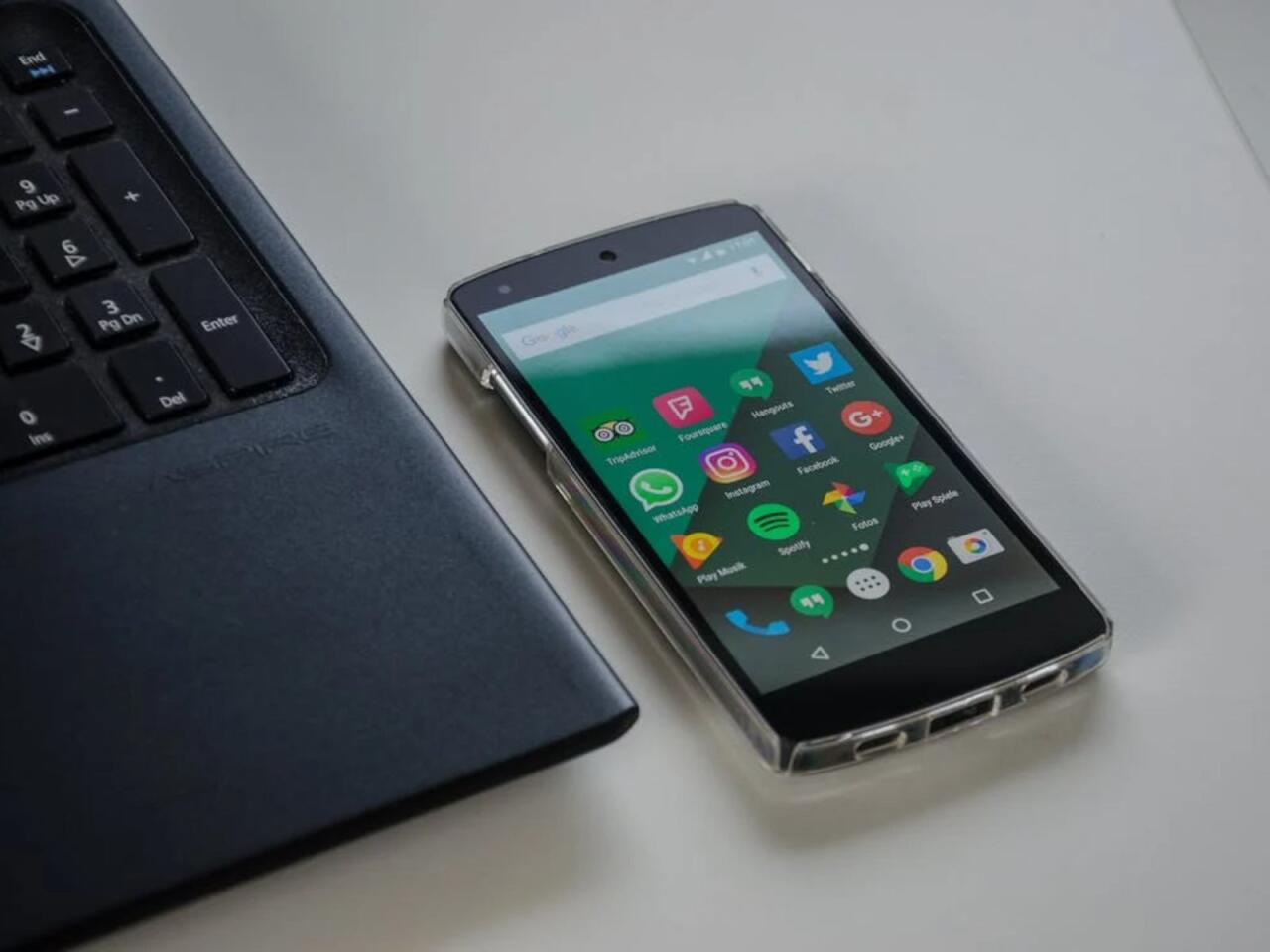 Bu proqramı telefondan silin - Yazışmaları oxuyurlar