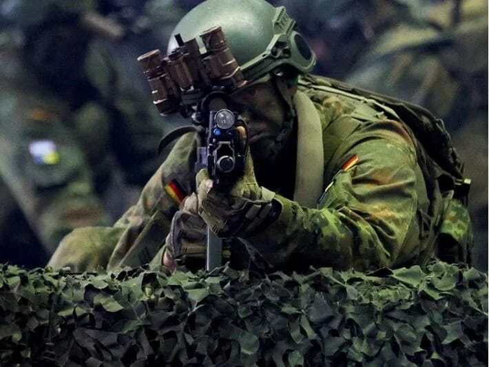 Almaniyada polis hərbi təlimdə iştirak edən əsgəri səhvən güllələyib