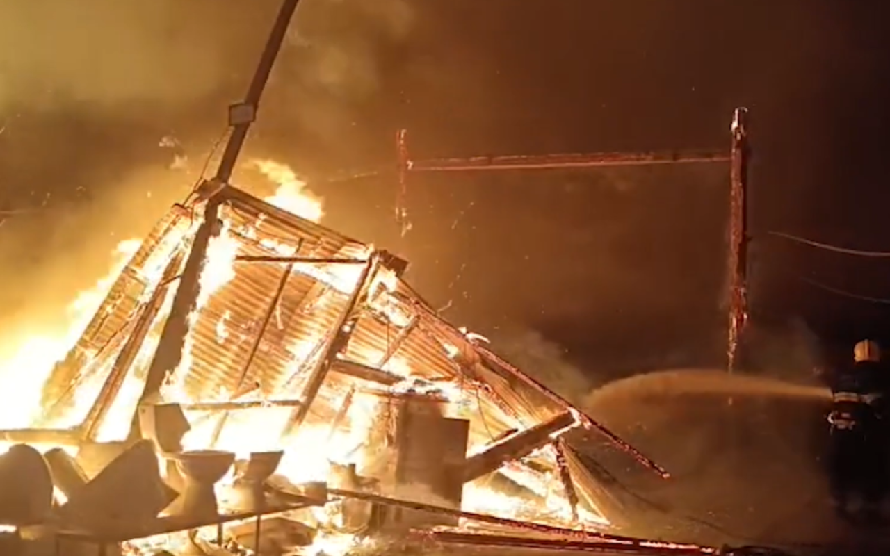 Bakıda tikinti materialları yandı - VİDEO