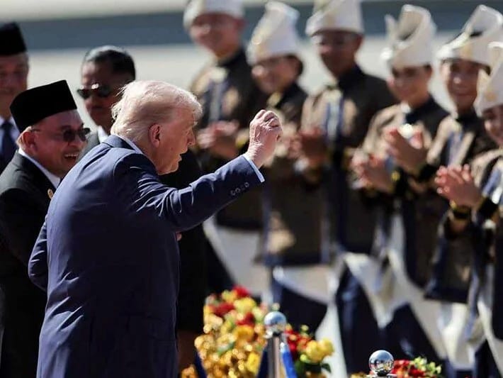 Tramp Asiya turuna rəqslə başlayıb