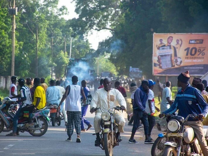 Müxalifət liderinin qələbəsini elan etməsi küçələrdə xaosa səbəb olub