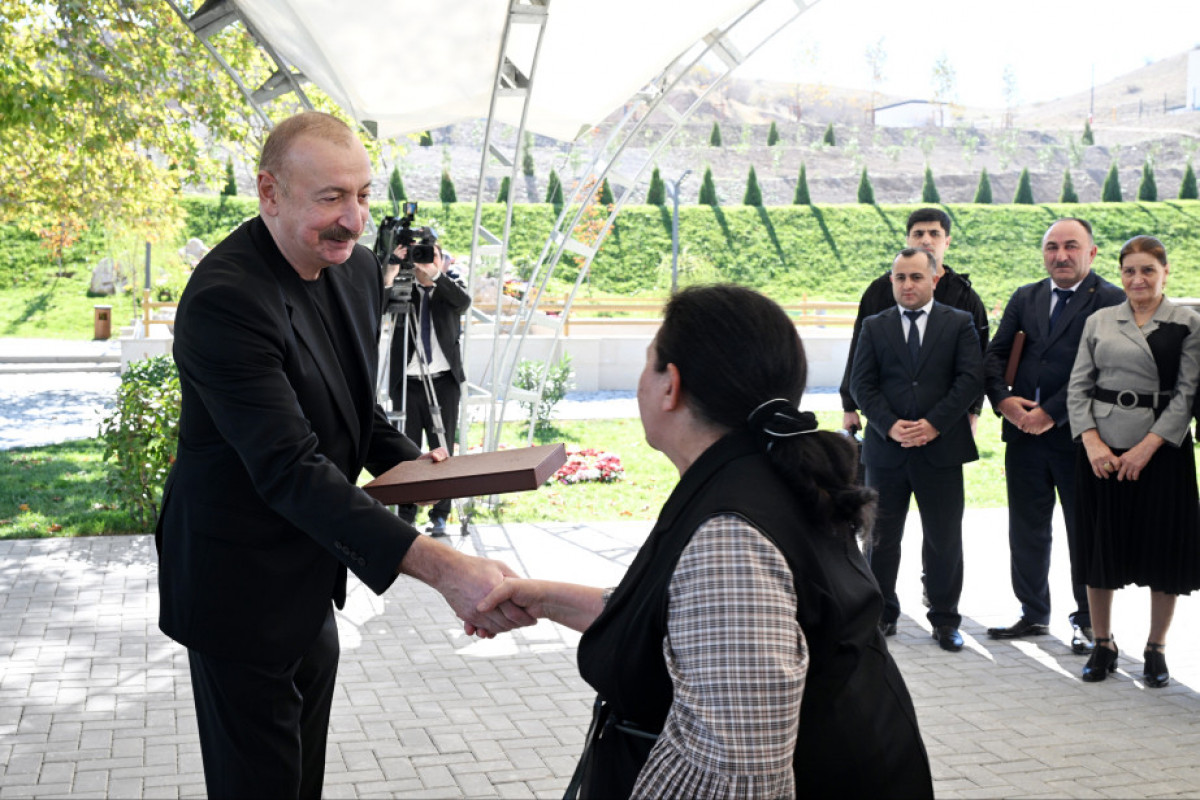 Prezident Horovlu kəndinin sakinlərinə mənzillərin açarlarını təqdim edib - FOTOLAR