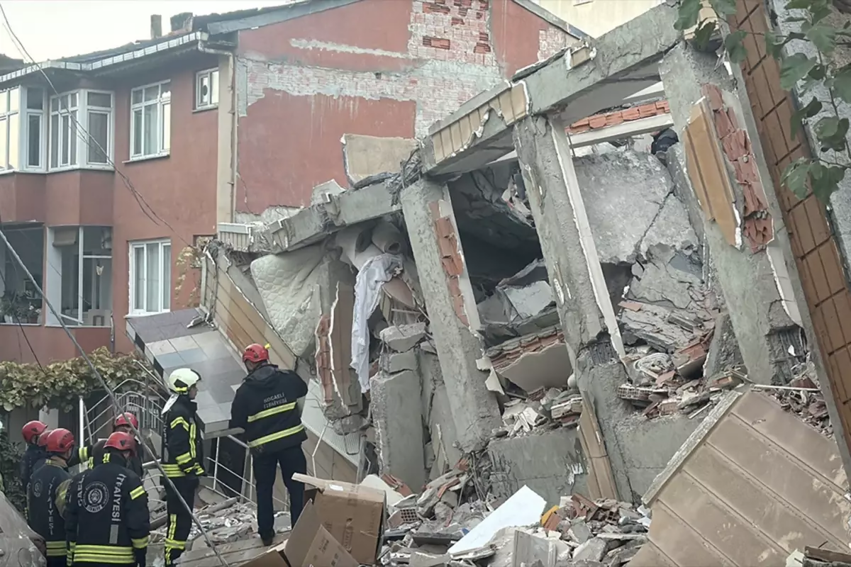 Türkiyədə daha bir bina çökdü - 7 nəfər uçqunda qaldı - FOTO