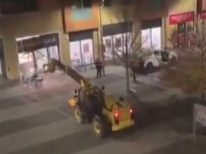Ekskavatorla bankomat oğurladılar