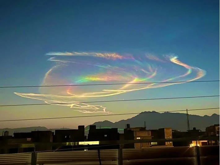 Pakistanda səmanı atəş göy qurşağı bəzədi