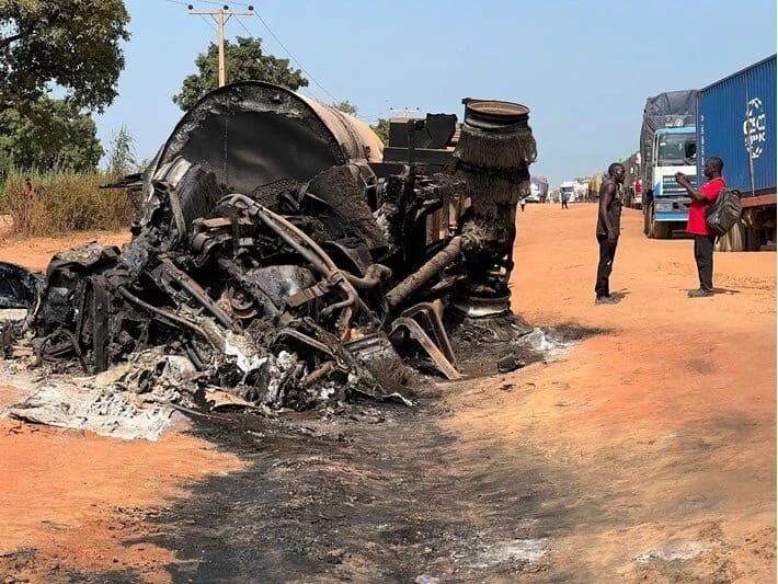 Nigeriyada mikroavtobus və tanker toqquşub: 12 nəfər ölüb