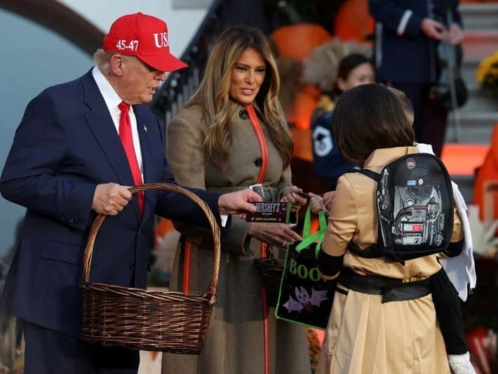 Trump Halloween bayramını qeyd etdi və hədiyyələr payladı