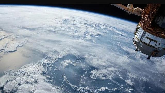 Rus kosmonavtları kosmosda yetişdirilən ilk kristalları toplayıb