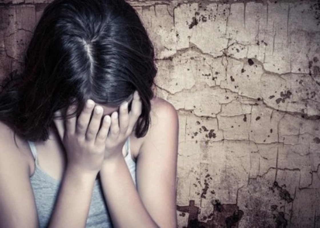 Bakıda azyaşlı qızının çılpaq videosunu yayan psixoloq qadına hökm oxundu