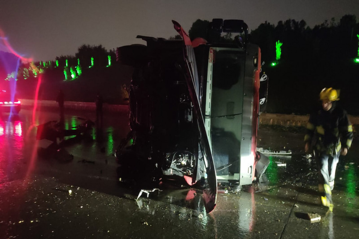 Bakıda yük avtomobili aşdı: Yağ və yanacaq yola dağıldı - VIDEO