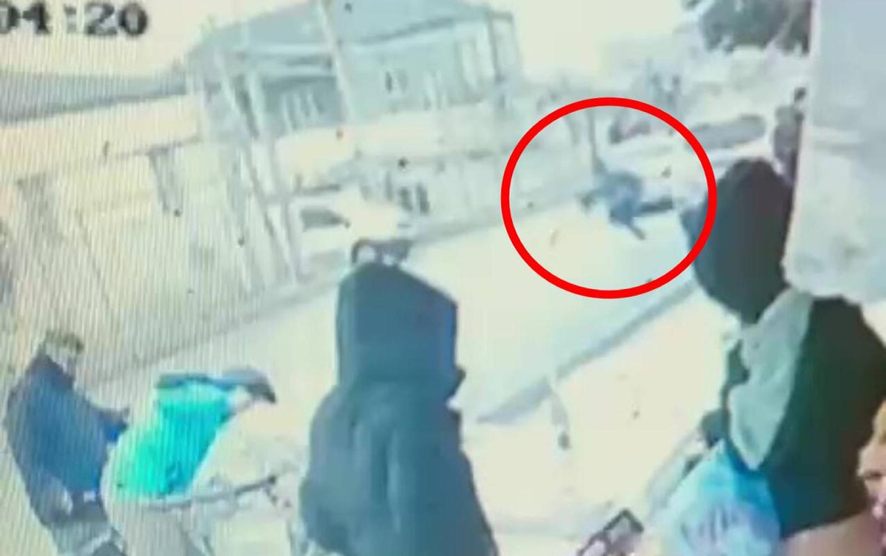 Yolu qaçaraq keçən məktəblini maşın vurdu - VİDEO