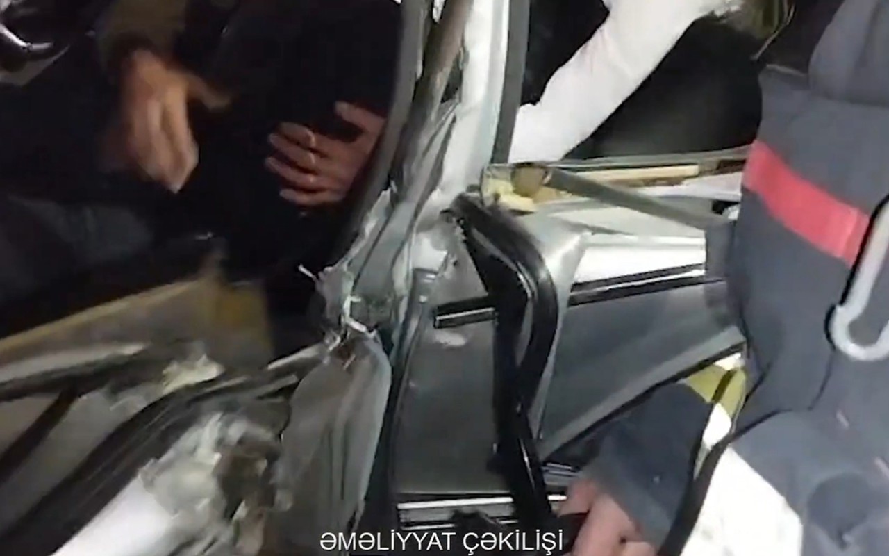 Şəkidə ağır qəza - Sürücü maşında sıxılı vəziyyətdə qaldı - VİDEO