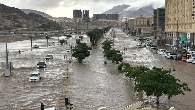 Aramsız yağan yağışlar Məkkənin cənubunda daşqınlara səbəb olub