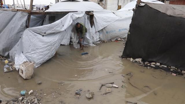 Qəzzada 3 gündür yağan güclü yağış onlarla çadırı su altında qoyub