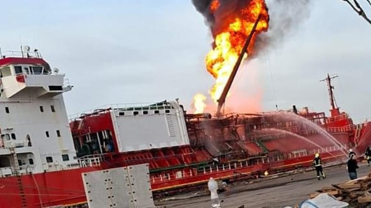 Ukraynada Türkiyə bayraqlı gəmi vuruldu: 16 türk xilas edildi 