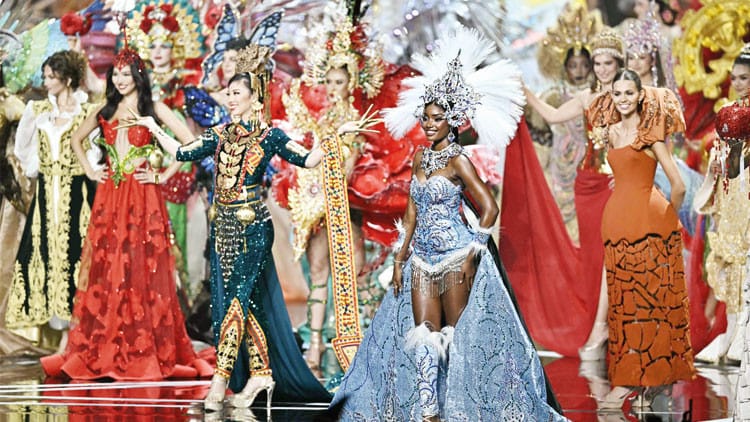 Gözəllik müsabiqəsinin iki hakimi istefa verdi