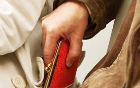 Bakıda gündüz saatlarında talama hadisəsi: İki qız bir oğlan saxlanıldı