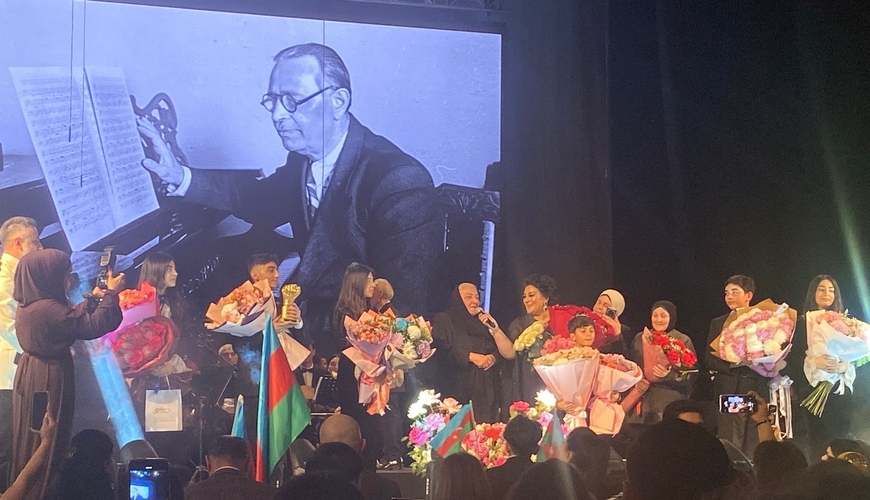 Aybəniz Haşımovanın Şəhriyar Sarayında möhtəşəm konserti - Əməkdar artist şəhid anaları ilə bir arada