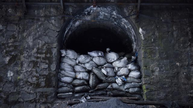 Kömür mədəninin çökməsi nəticəsində 3 işçi torpaq altında qalıb