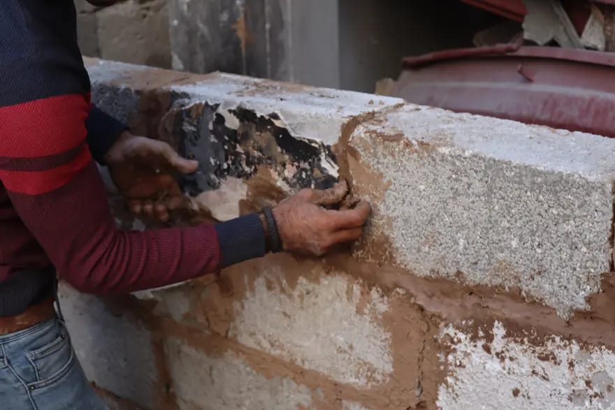 Qəzzada insanlar evlərini palçıqla təmir etməyə çalışır