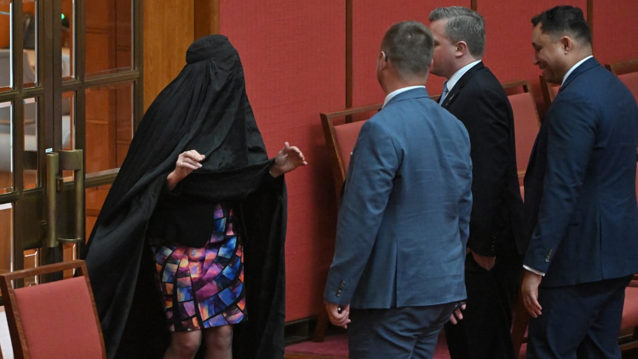 Parlamentə burqa geyinərək girdi: Avstraliyalı deputatın təxribatı