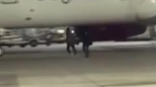 Almaniyada təyyarəyə gecikən sərnişinlər uçuş-enmə zolağına qaçıblar