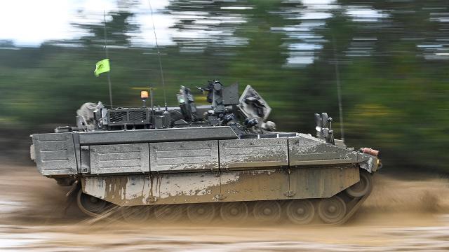 Britaniya ordusunun zirehli texnikası əsgərləri xəstəxanalıq etdi