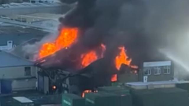 İngiltərədə anbarda yanğın