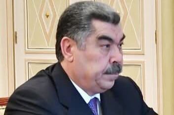 14 il deputat oldu, atasına büst qoydurub ziyarət etdirdi, indi icra başçısıdır