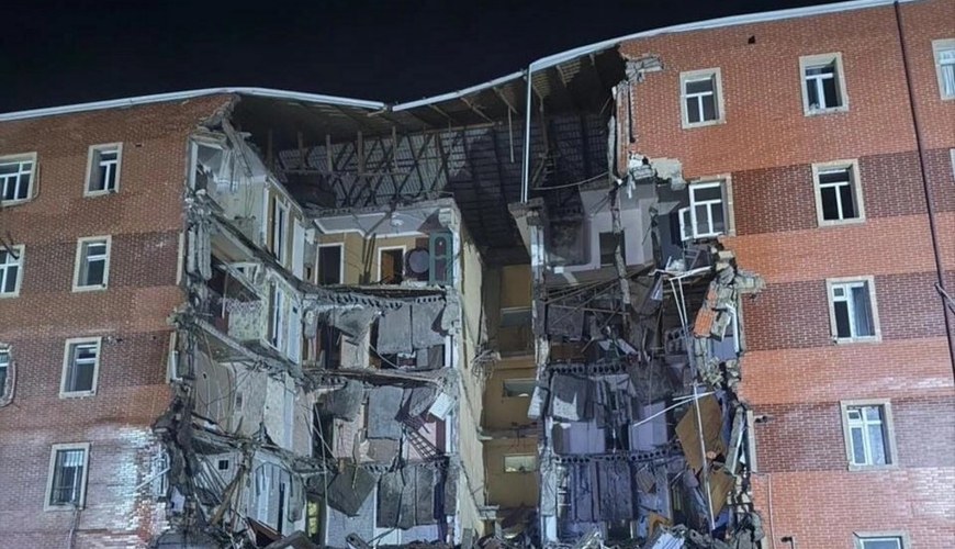 Azərbaycanda binanın blokunun uçma anı - VİDEO