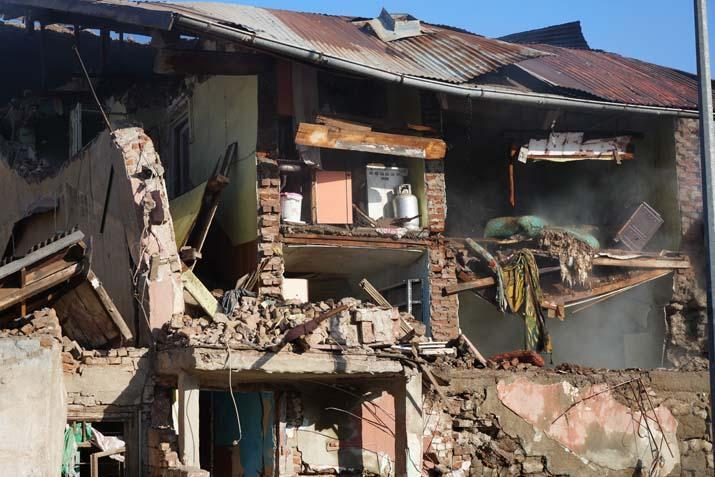 Türkiyədə partlayış: İki ev çökdü, xəsarət alan var - FOTO